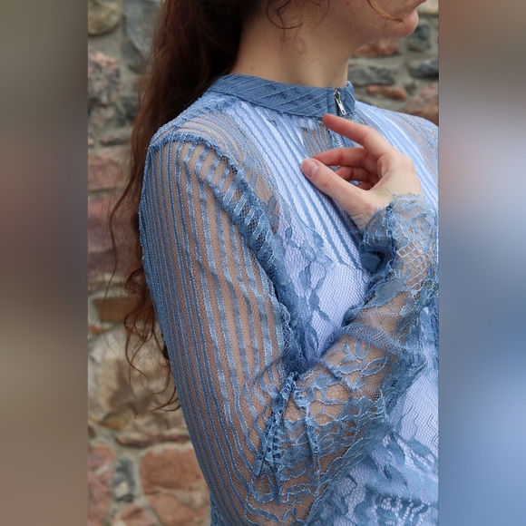 Romantic Sheer Lace Zip Blouse - Picture 2 of 6